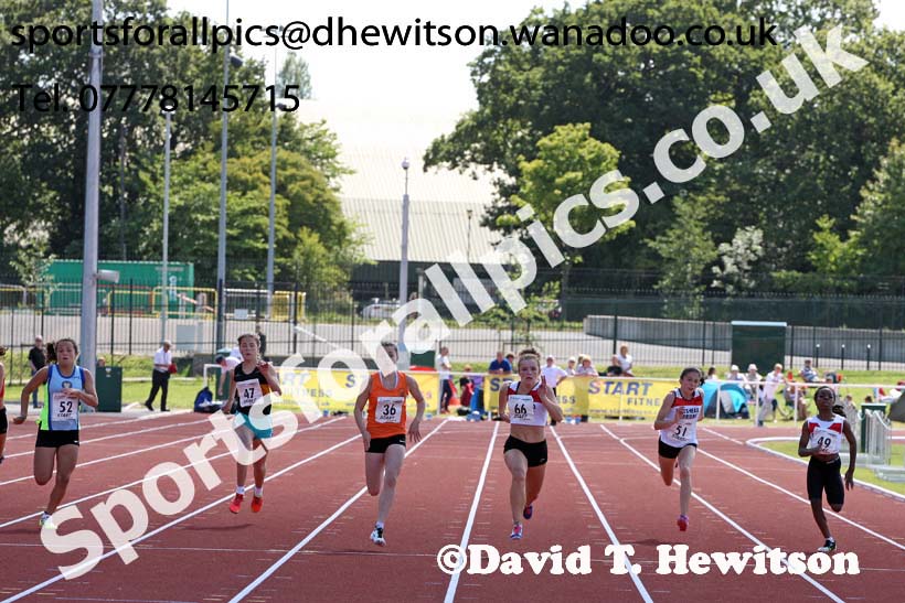 Under-13 girls 100 metres. Photo: David T. Hewitson/Sports for All Pics